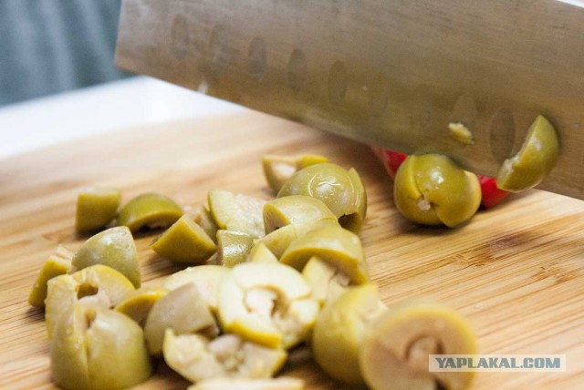 Салат с перчинкой, кукурузой и оливками