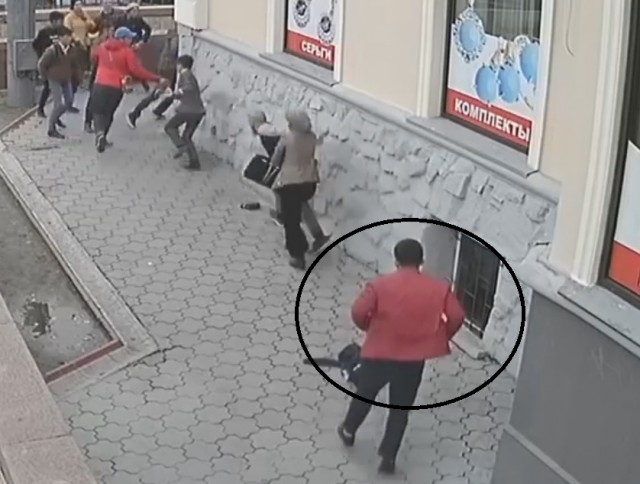 Видео как мужчина отбился от толпы подростков