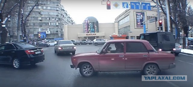 В Алматы полицейские высмеяли пропустившего авто водителя