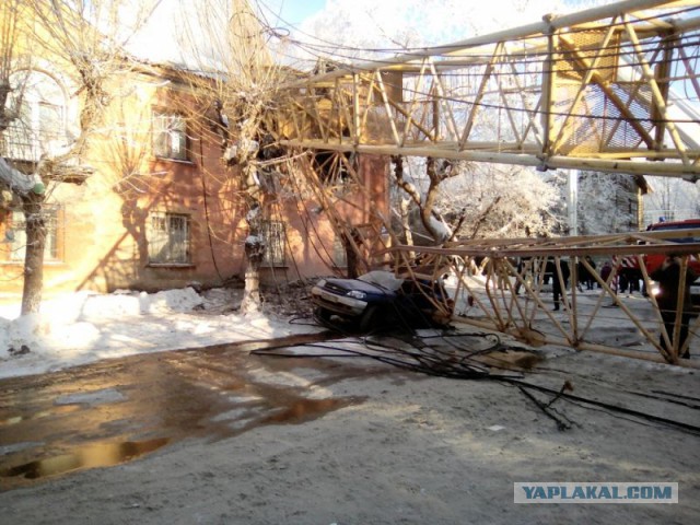В Кирове кран упал на жилой дом