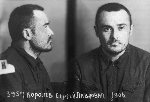 Негодяй кинул цветы в памятник Сталина