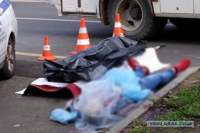 В Новом Уренгое электросамокат врезался в легковую машину