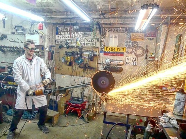 Дети заработали 270 тысяч рублей за год, превратив гараж отца в мини-склад для хранения