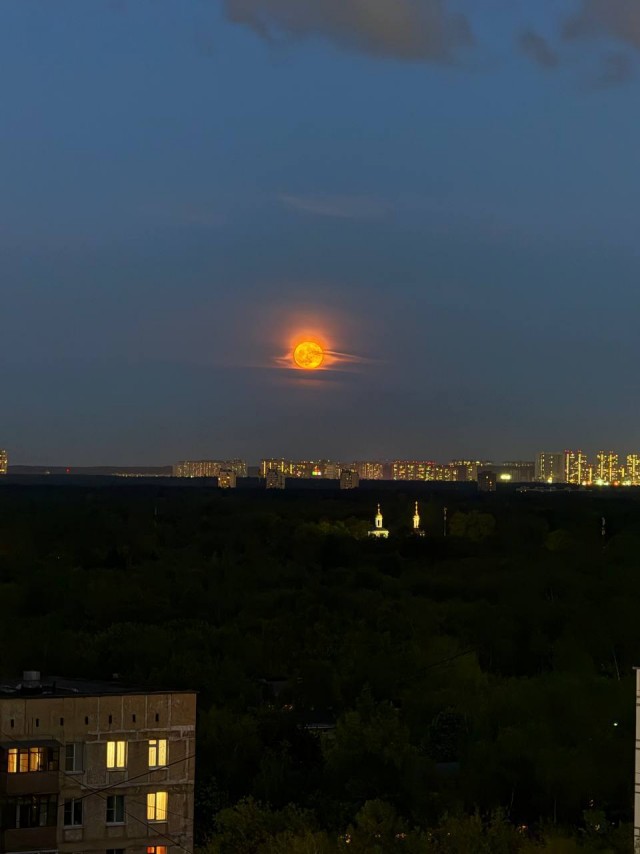 Огромная огненная Луна полыхает прямо сейчас над Москвой