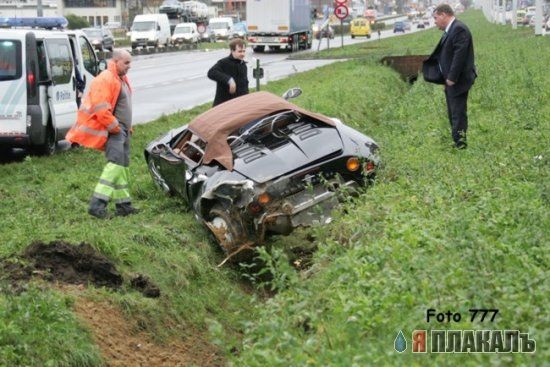 Тотальный занос суперкара (фото)