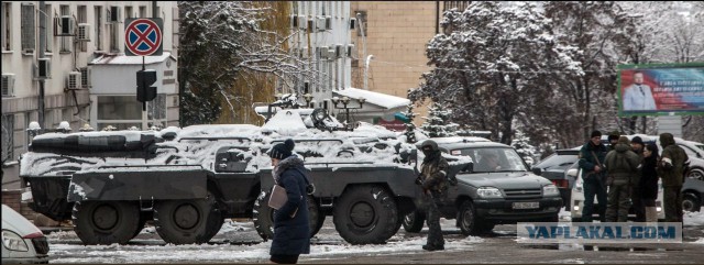 Луганск 21.11.17. Вооруженные люди возле административных зданий
