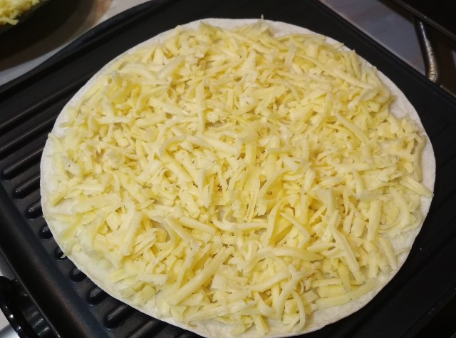 Кесадилья по-домашнему с курицей и овощами