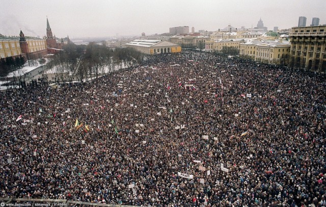 Тысячи людей идут в центр Минска