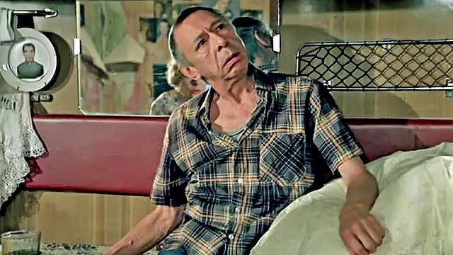 Мужик сделал свой вагон-купе в доме