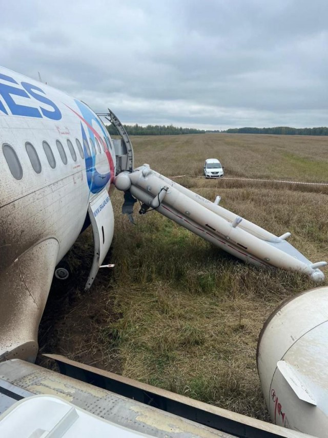 Полная запись переговоров КВС Airbus A320 с омскими авиадиспетчерами за несколько минут перед аварийной посадкой в поле