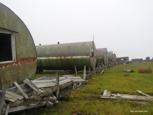 В глубокой Арктике наткнулись на заброшенную воинскую часть. Сведений в интернете нет