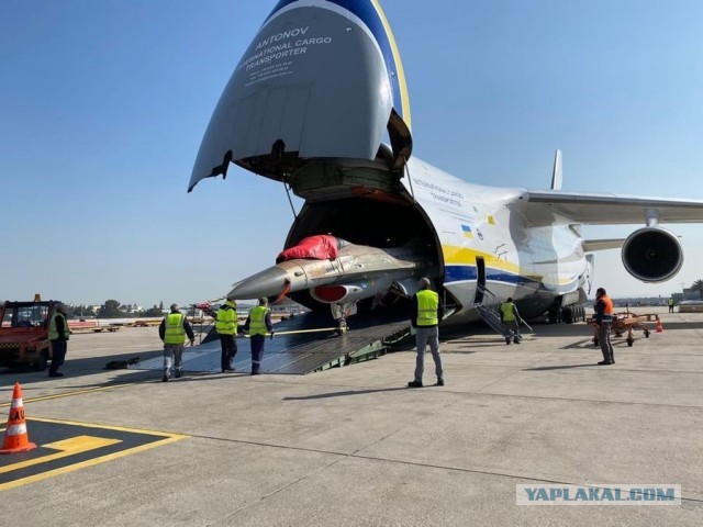 F-16 привезли из Аризоны на Украину на борту Ан-124 "Руслан"