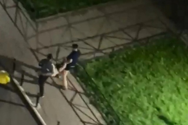 В Петербурге трое мигрантов выкинули девушку из окна 6 этажа и пытались увезти её на автомобиле.