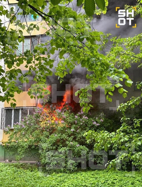 Шесть этажей отрезано огнём в московских Печатниках. Люди просят о помощи.