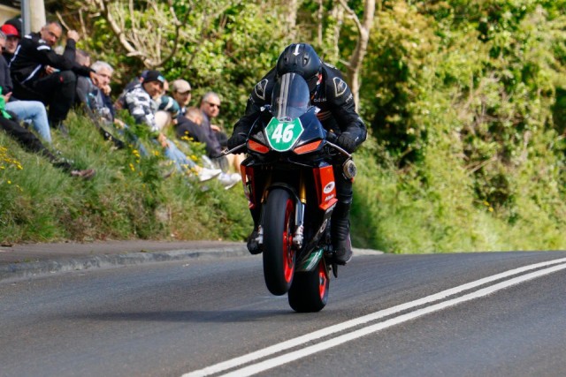 Британский мотогонщик едва не погиб, столкнувшись с чайкой