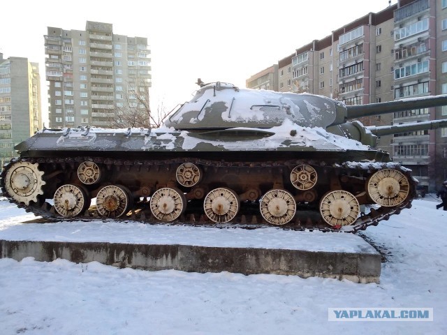 В западных соцсетях завирусился кадр с гигантской ракетой прямо во дворе — речь о памятнике «Союз-У» в Байконуре