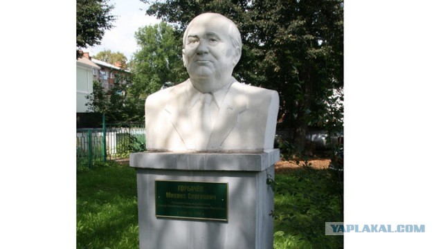 Во Владивостоке решили убрать памятник Солженицыну