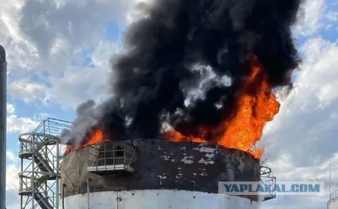 Емкость с нефтепродуктами загорелась в Волгоградской области после атаки БПЛА