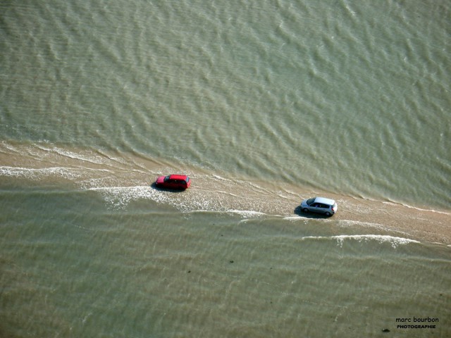 Автомобильная дорога под водой