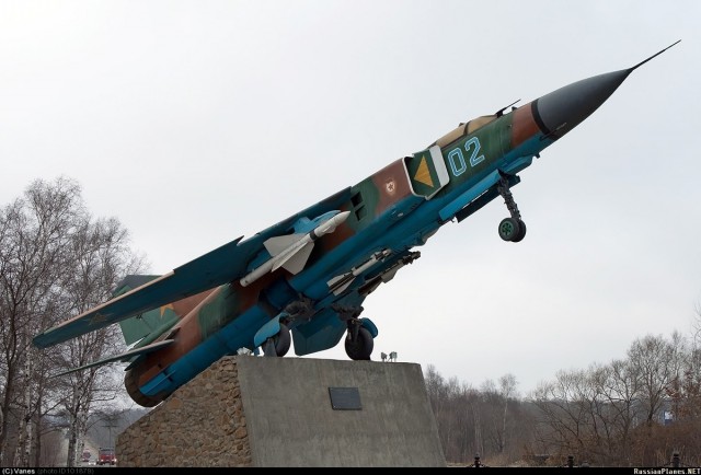 Самолет во дворе