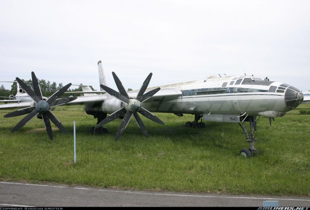 Что Ту-95 "Медведь" прячет за своим массивным "подбородком?"