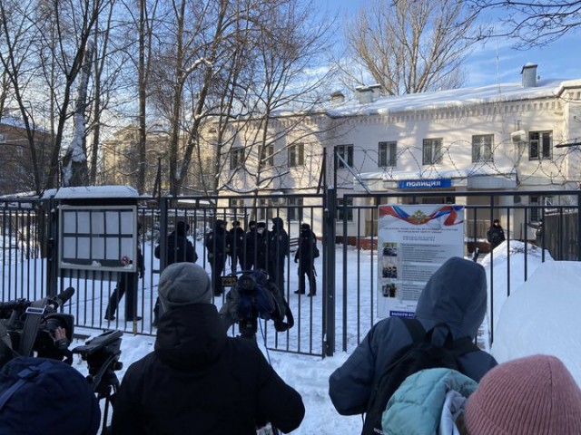 Суд над Навальным устроили прямо в отделе полиции. Адвоката уведомили об этом за несколько минут до заседания