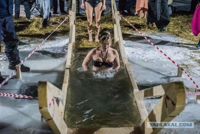 Крещенские барышни купаются