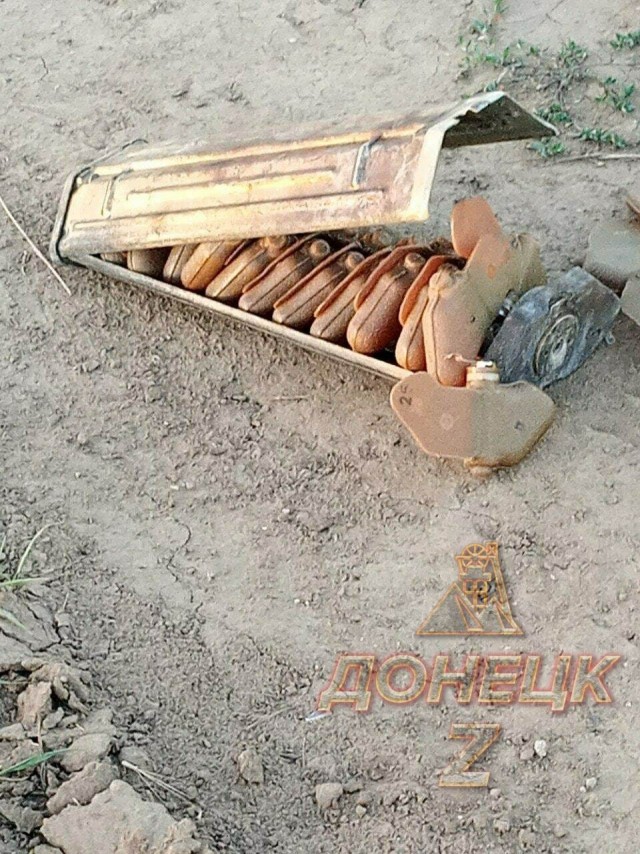Донецк опять обсыпали лепестками