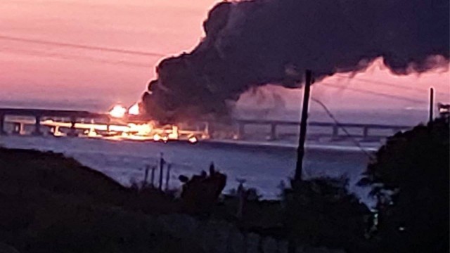 В Керчи произошёл взрыв на Крымском мосту около шести утра