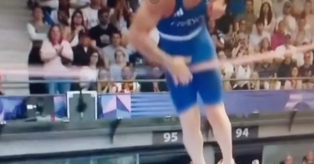 На Олимпиаде французский прыгун не попал в финал, потому что сбил планку членом и был дисквалифицирован