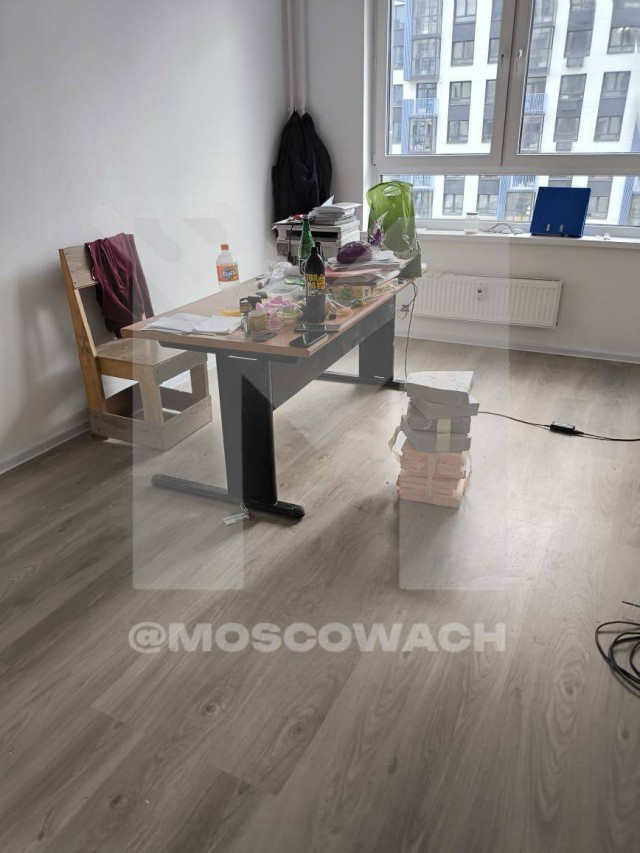 Квартиру москвича использовали как кабинет для рабочих, пока владелец год ждал ее передачи
