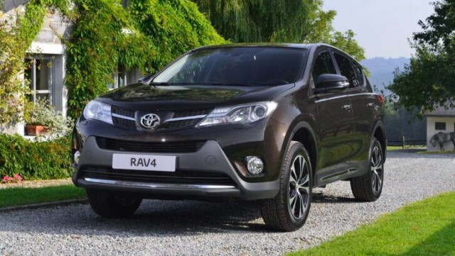 Названы самые ликвидные японские и корейские кроссоверы в России - это Toyota RAV4 и Kia Sportage