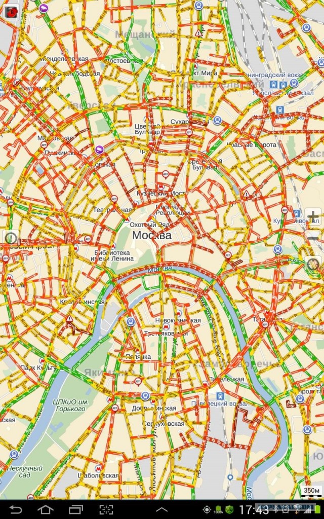 Годзилла пришла в Москву за подарками.