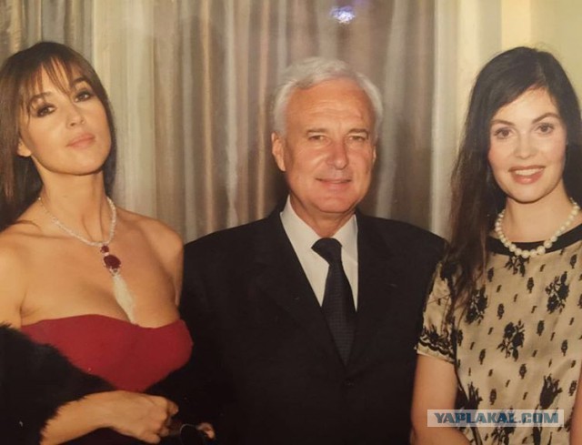 Екатерина Андреева провела экскурсию по магазину пенисов