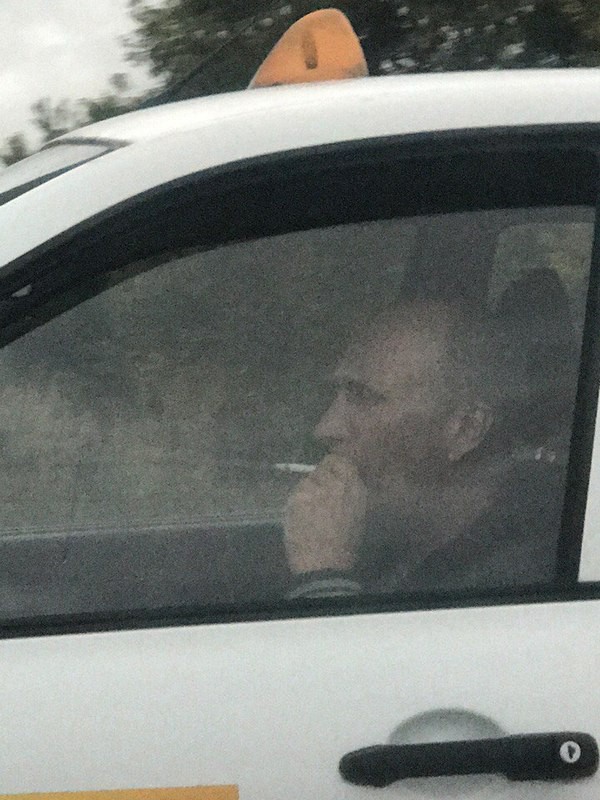 Стоишь такой в пробке и...