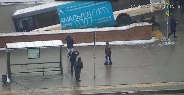 Автобус протаранил группу людей на Славянском бульваре в Москве