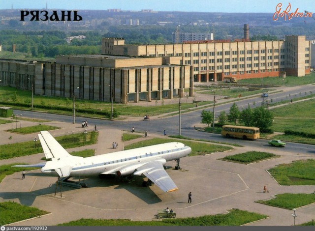 Самолет во дворе