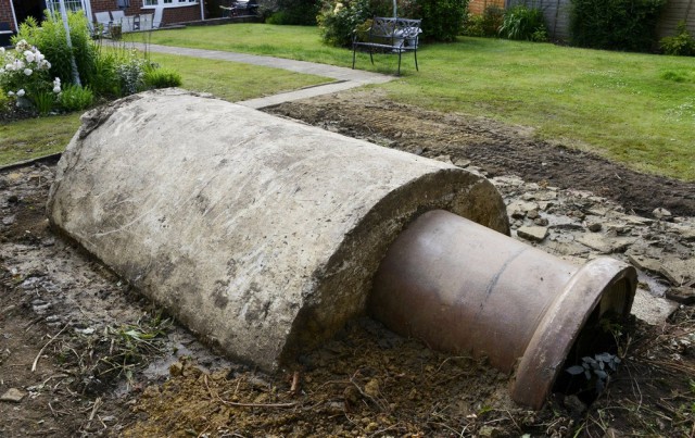 Семья обнаружила бомбоубежище времен Второй мировой войны под тоннами щебня в саду