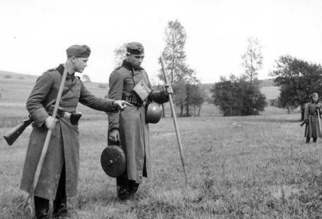"Хоронили по частям". Подвиг гражданских девушек на разминировании 1944-46 г.