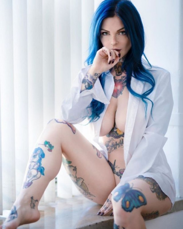 Раздвоенный язык и тело в рисунках: необычная модель из Италии