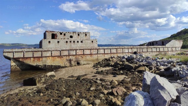 Бывшая база разведывательных кораблей в п.Горячие Ручьи и бетонный корабль