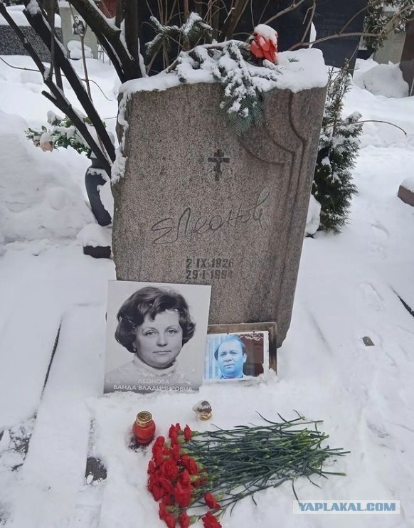 Скромный памятник на кладбище в месте захоронения любимого актера Евгения Леонова