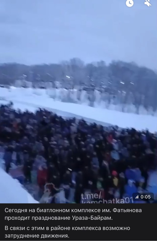 У мечети на улице Щепкина идёт молитва. Тысячи москвичей мусульман Москвы совершают ид-намаз