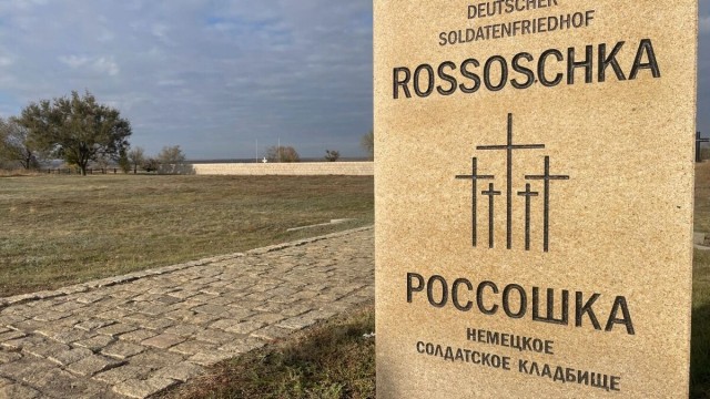 Воинские останки вылезли наружу у кладбища в Россошках