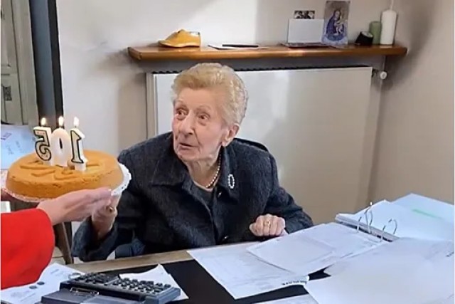 105 лет. Руководит семейной фабрикой обуви