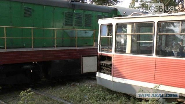 В Днепропетровске столкнулись трамвай и тепловоз