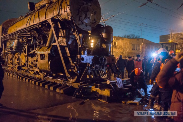 Транспортировка паровоза в Саратове