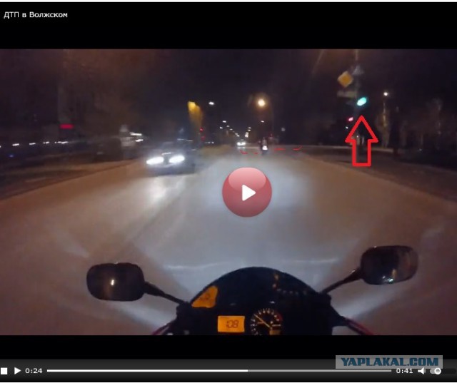 В Волжском на дороге разбился мотоциклист и его пассажирка