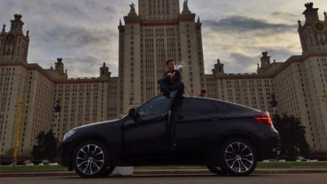 «Богатые русские дети» прокатились на BMW X6 по парку «Музеон»