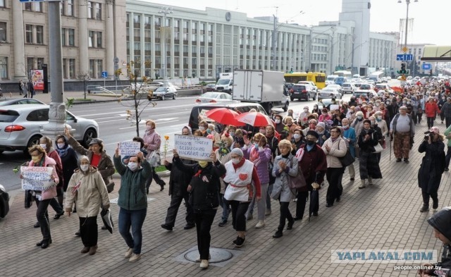 Протестующие в Минске сломали водомёт и он поливал сам себя